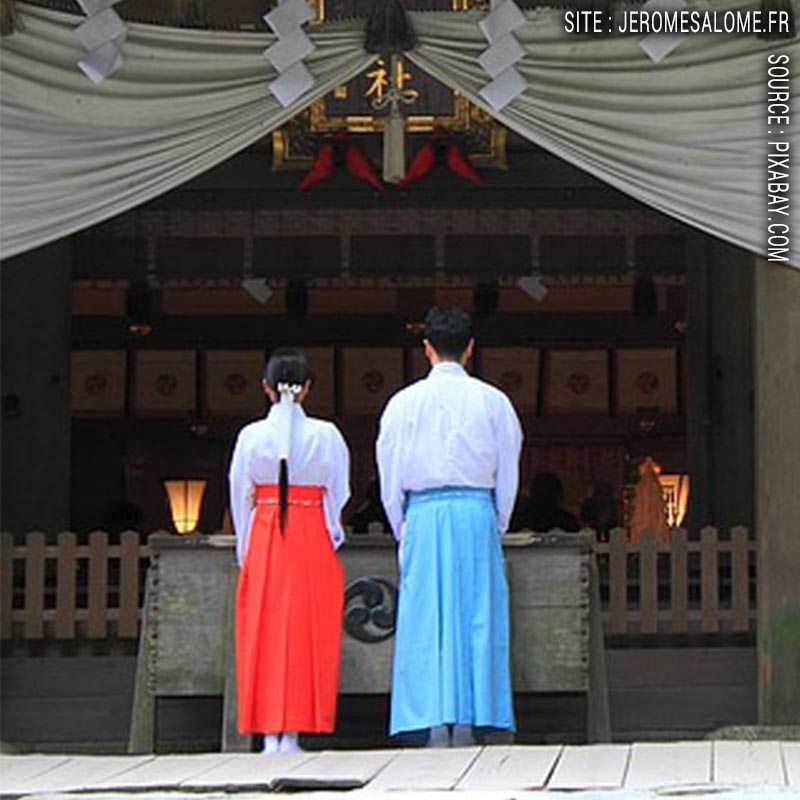 Sanctuaire culte. Homme et femme en kimono.